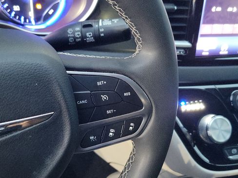 Used 2023 Chrysler Pacifica Touring-L FWD image 23