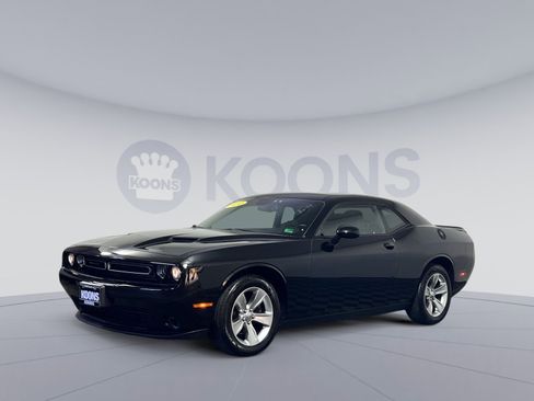 Used 2021 Dodge Challenger SXT image 1