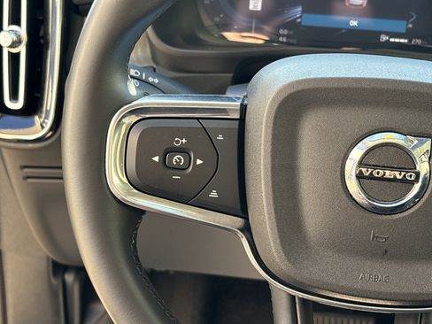 Used 2025 Volvo XC40 B5 Core image 19