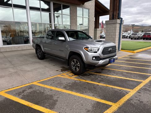 Used 2018 Toyota Tacoma TRD Sport image 3