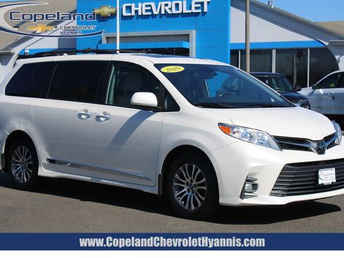 Used 2020 Toyota Sienna XLE w/ XLE Navigation Package image 1