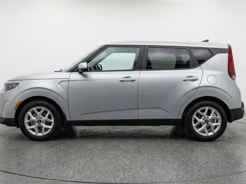 Used 2025 Kia Soul LX w/ LX Technology Package FWD image 5