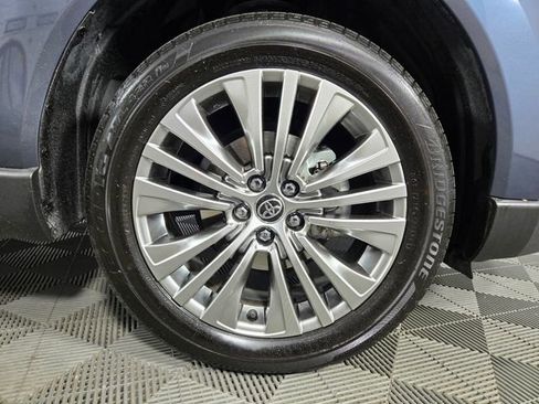 Used 2024 Toyota Venza XLE AWD/4WD image 11
