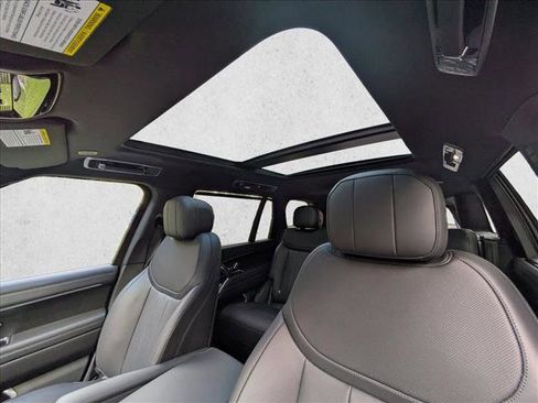 New 2025 Land Rover Range Rover SE image 17