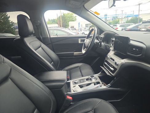 Used 2020 Ford Explorer XLT w/ Equipment Group 202A AWD/4WD image 9