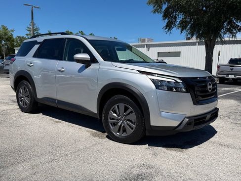 Used 2024 Nissan Pathfinder SV FWD image 11