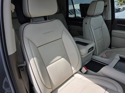 Used 2021 GMC Yukon Denali w/ Denali Ultimate Package AWD/4WD image 28