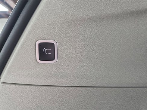 Used 2020 Chrysler Pacifica Limited w/ Tire & Wheel Group image 13