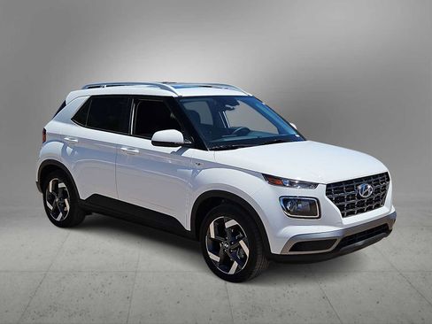 Used 2026 Hyundai Venue SEL FWD image 2
