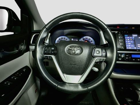 Used 2018 Toyota Highlander Limited AWD/4WD image 10