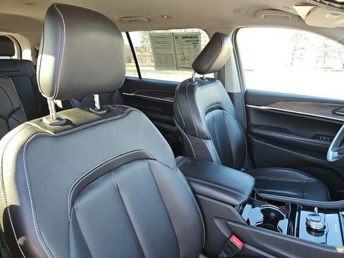 Used 2023 Jeep Grand Cherokee L Limited w/ Black Appearance Package image 12