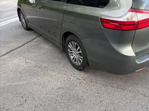 Used 2019 Toyota Sienna XLE w/ XLE Navigation Package FWD image 3