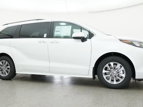 New 2026 Toyota Sienna XLE image 17