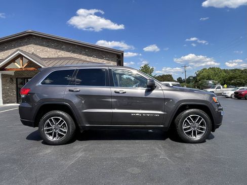 Used 2019 Jeep Grand Cherokee Laredo w/ Laredo X Package AWD/4WD image 24