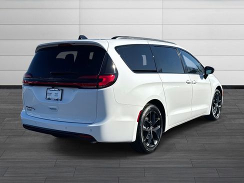 New 2026 Chrysler Pacifica Select w/ S Appearance Package FWD image 4