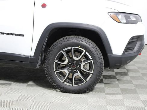 Used 2025 Jeep Compass Trailhawk AWD/4WD image 34