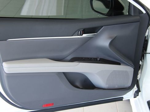 Used 2024 Toyota Camry SE image 11