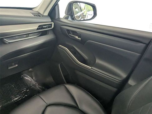 Used 2021 Toyota Highlander XLE FWD image 41