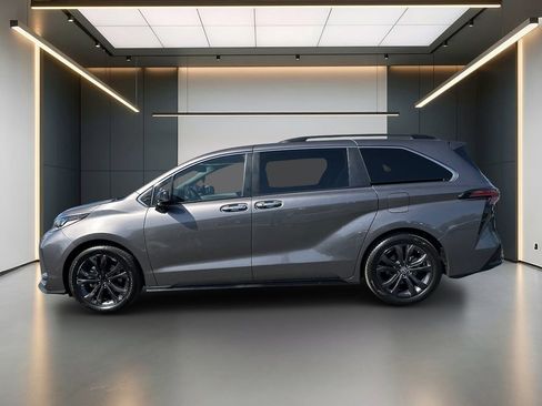 Used 2022 Toyota Sienna XSE w/ XSE Plus Package FWD image 2