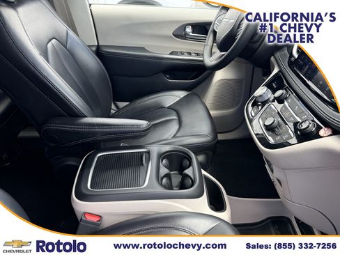 Used 2023 Chrysler Pacifica Touring-L FWD image 8