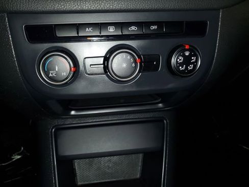 Used 2014 Volkswagen Tiguan S image 19