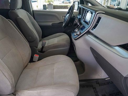 Used 2020 Toyota Sienna L image 18