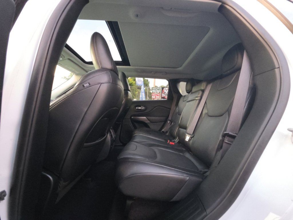 Used 2019 Jeep Cherokee Limited w/ Luxury Group AWD/4WD image 27