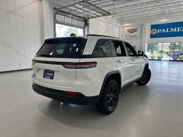 Used 2024 Jeep Grand Cherokee Altitude AWD/4WD image 5