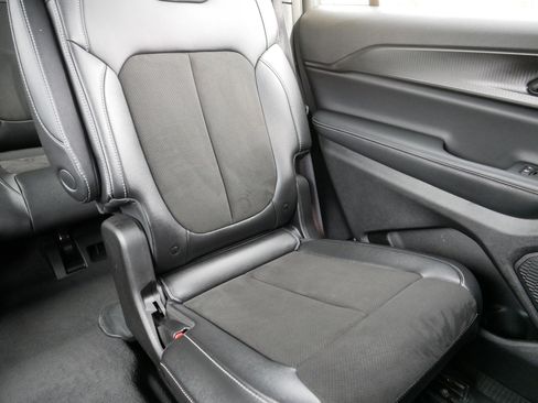 Used 2023 Jeep Grand Cherokee L Laredo image 14