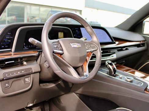 Used 2023 Cadillac Escalade ESV Premium Luxury image 18