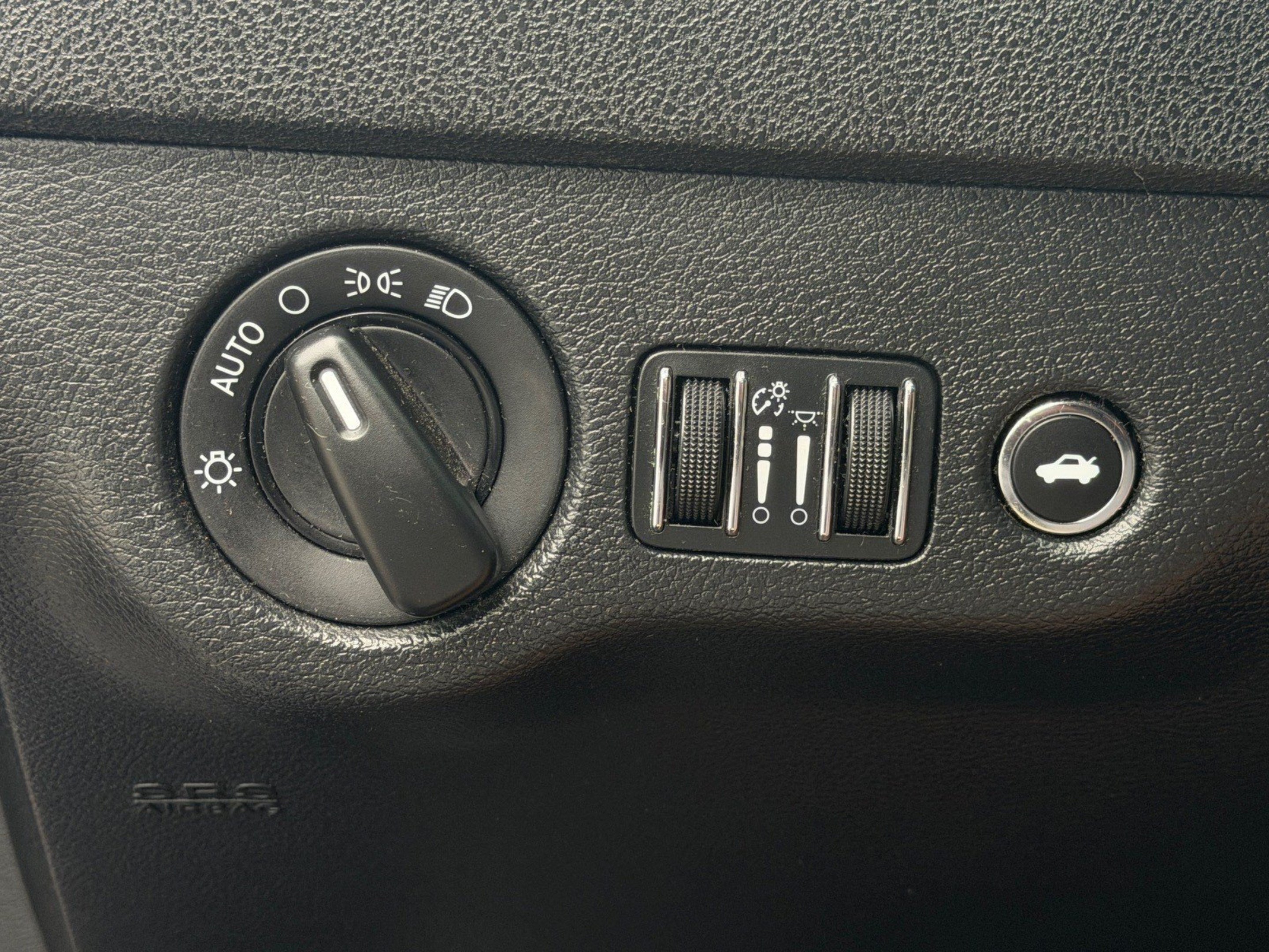 Used 2013 Dodge Charger SE RWD image 22