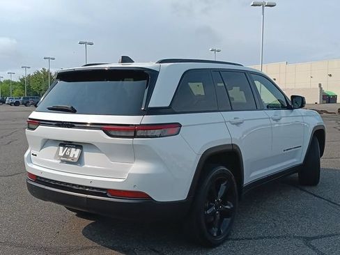 Used 2023 Jeep Grand Cherokee Altitude AWD/4WD image 28