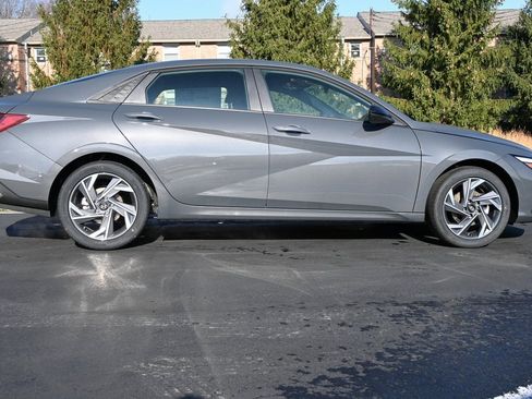 Used 2025 Hyundai Elantra Sport image 9