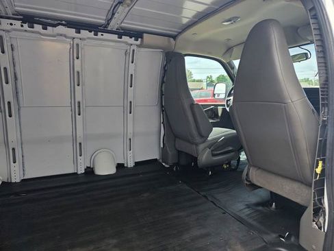 Used 2017 Chevrolet Express 3500 RWD image 20