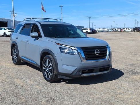 Used 2023 Nissan Pathfinder Platinum image 3