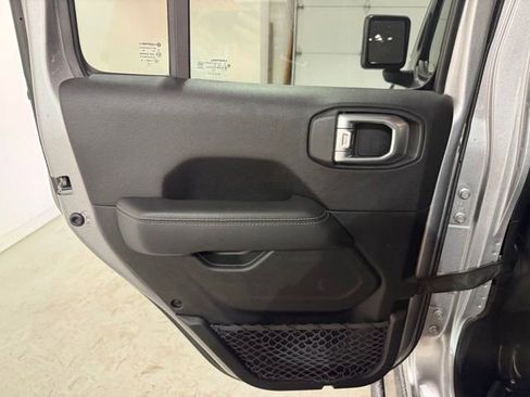 Used 2020 Jeep Gladiator Overland AWD/4WD image 21