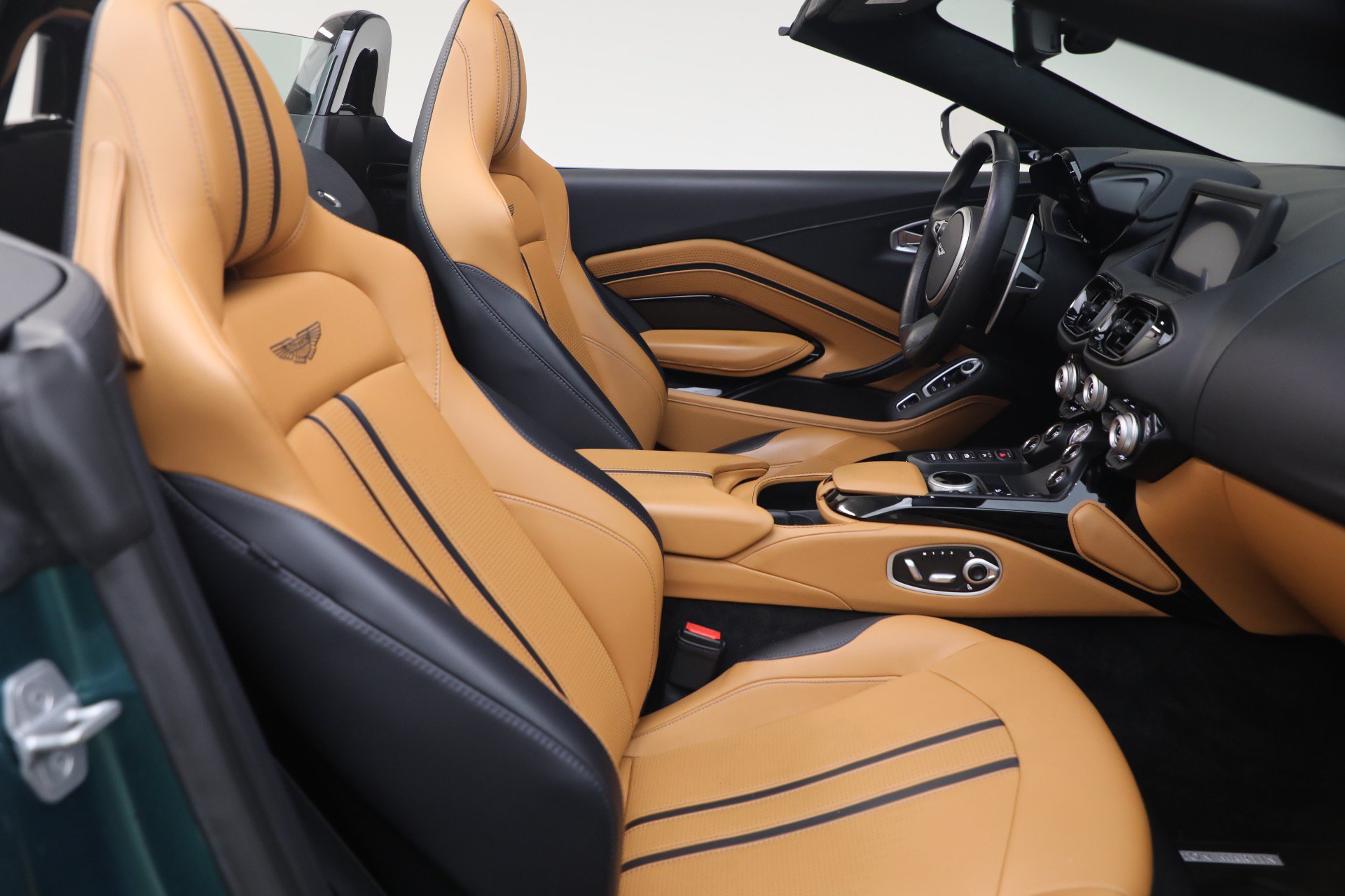 Used 2023 Aston Martin V8 Vantage Roadster RWD image 34