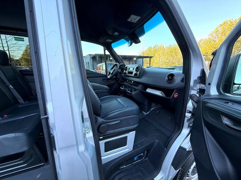 Used 2019 Mercedes-Benz Sprinter 1500 image 10