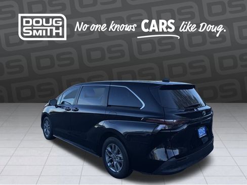Used 2024 Toyota Sienna LE image 3