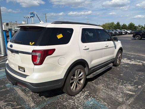 Used 2018 Ford Explorer XLT w/ Equipment Group 202A FWD image 3