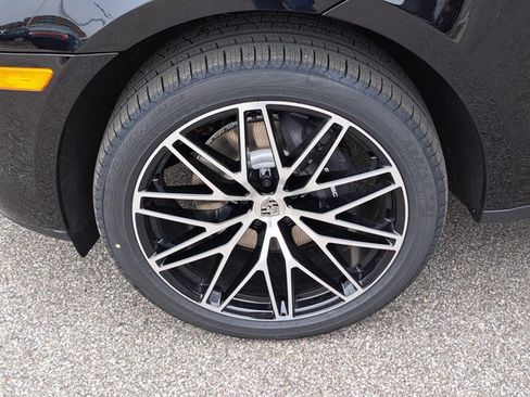 Used 2026 Porsche Macan AWD/4WD image 11