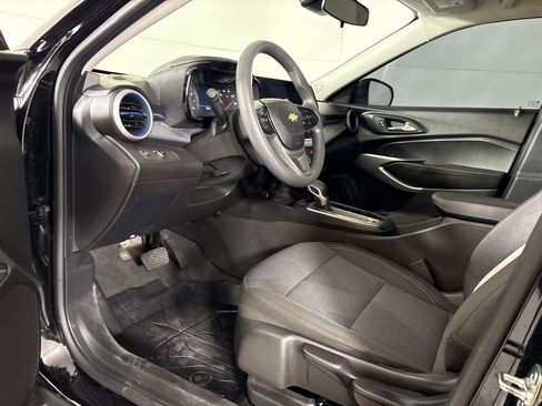 Used 2025 Chevrolet Trax LS image 25