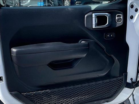 Used 2023 Jeep Gladiator Rubicon w/ Cold Weather Group image 9