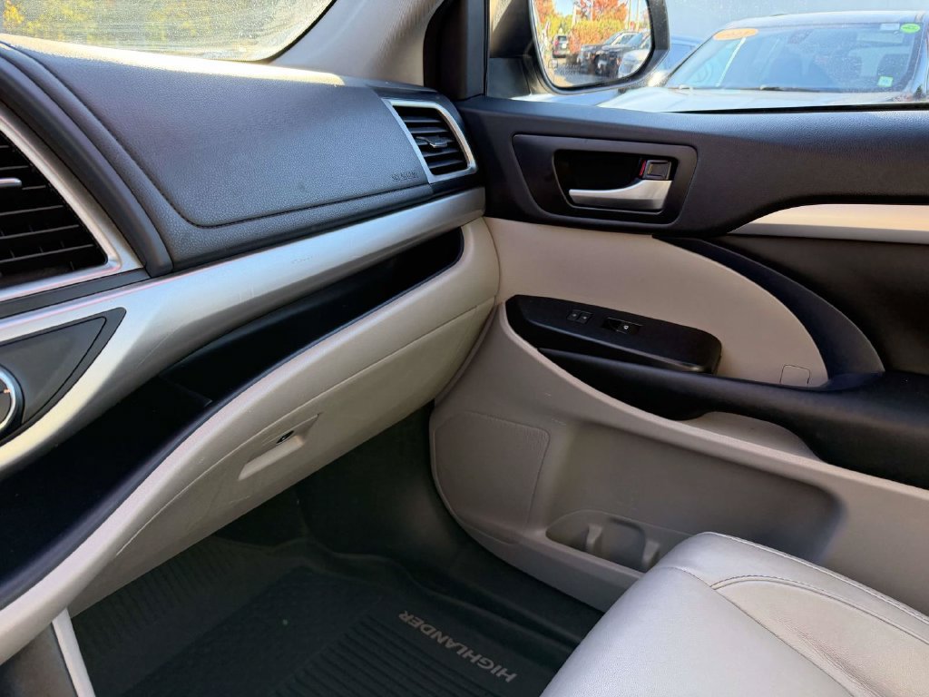 Used 2017 Toyota Highlander XLE AWD/4WD image 28