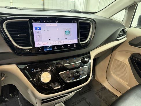 Used 2023 Chrysler Pacifica Touring-L FWD image 16
