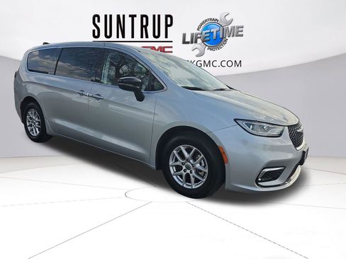 Used 2024 Chrysler Pacifica Touring-L image 8
