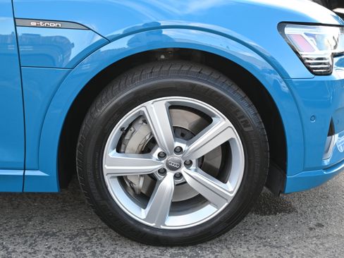 Used 2019 Audi e-tron Premium Plus image 23