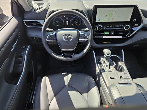 Certified 2026 Toyota Highlander Limited AWD/4WD image 12