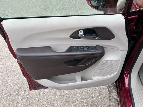 Used 2019 Chrysler Pacifica Touring-L FWD image 18