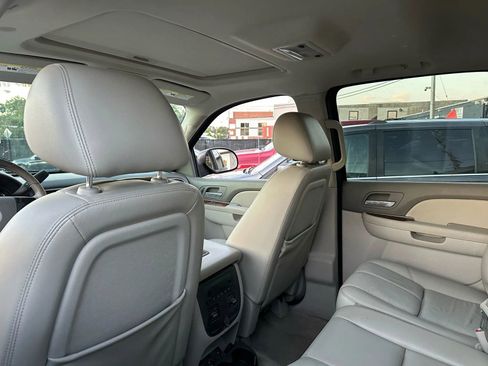 Used 2010 Chevrolet Avalanche LT w/ Luxury Package image 12